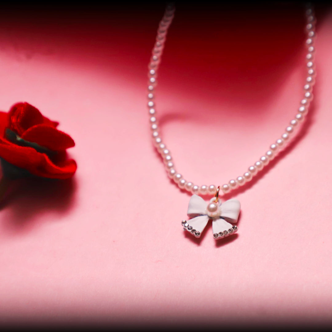 Rusty Pearl Bow Pendant Necklace – Elegant White Beaded Chain