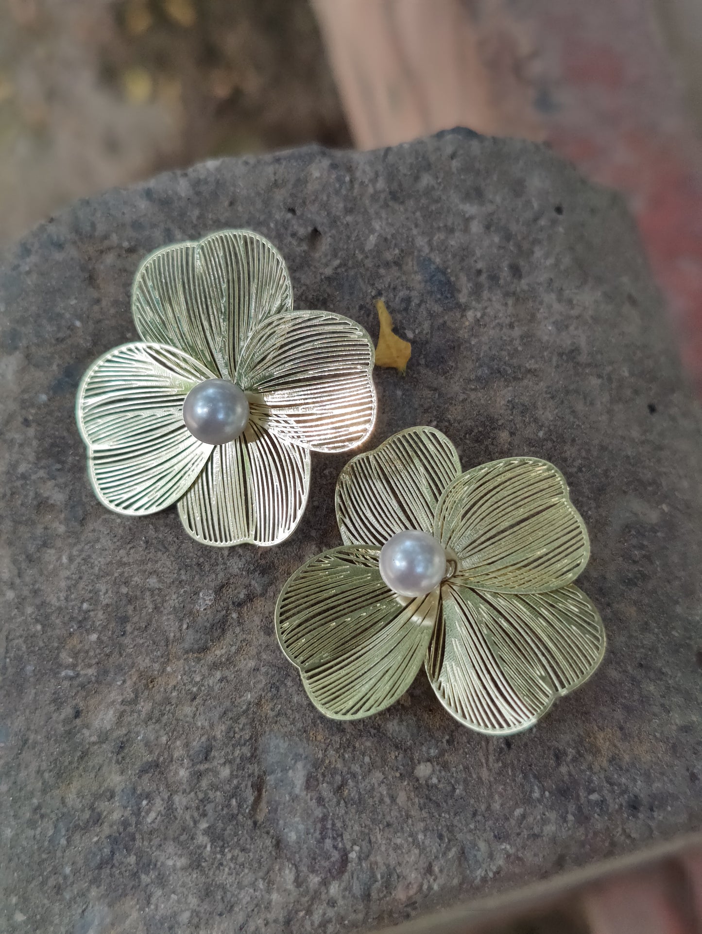 Rusty Floral Pearl Stud Earrings