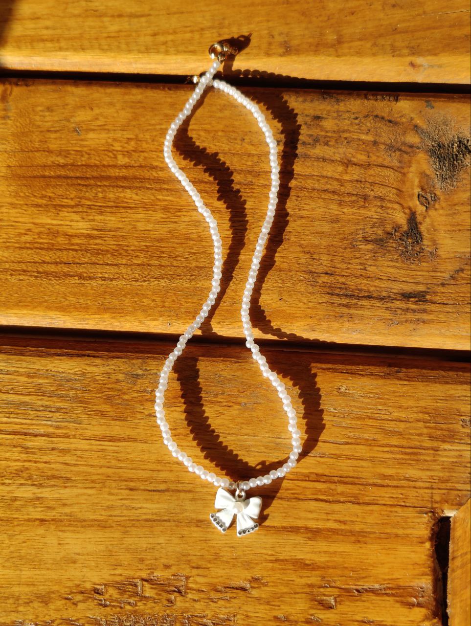 Rusty Pearl Bow Pendant Necklace – Elegant White Beaded Chain