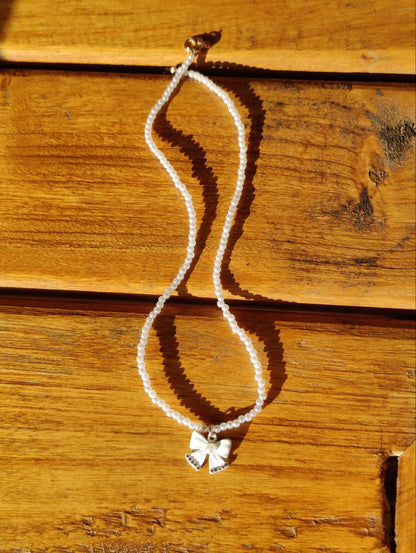 Rusty Pearl Bow Pendant Necklace – Elegant White Beaded Chain