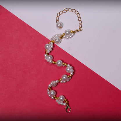 Rusty Elegant Pearl Cluster Bracelet – Classic White & Gold