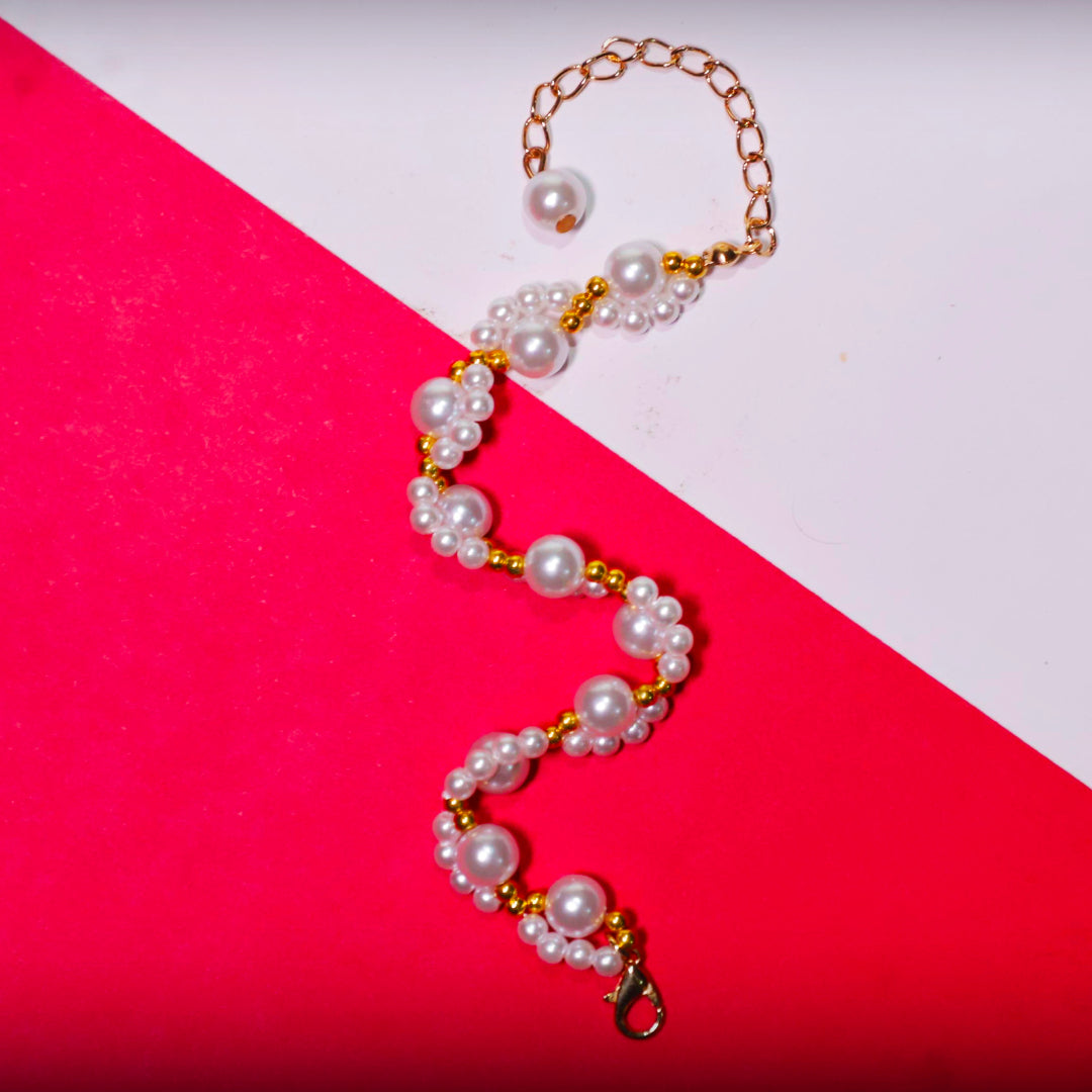 Rusty Elegant Pearl Cluster Bracelet – Classic White & Gold
